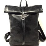 schwarzer rucksack