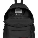 schwarzer rucksack