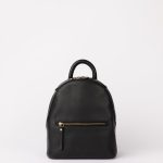 schwarzer rucksack