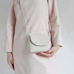 umhängetasche beige
